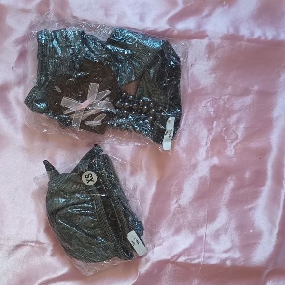 Beach Bunny NWT Toxic XS Top M Bottom - Picture 8 of 9